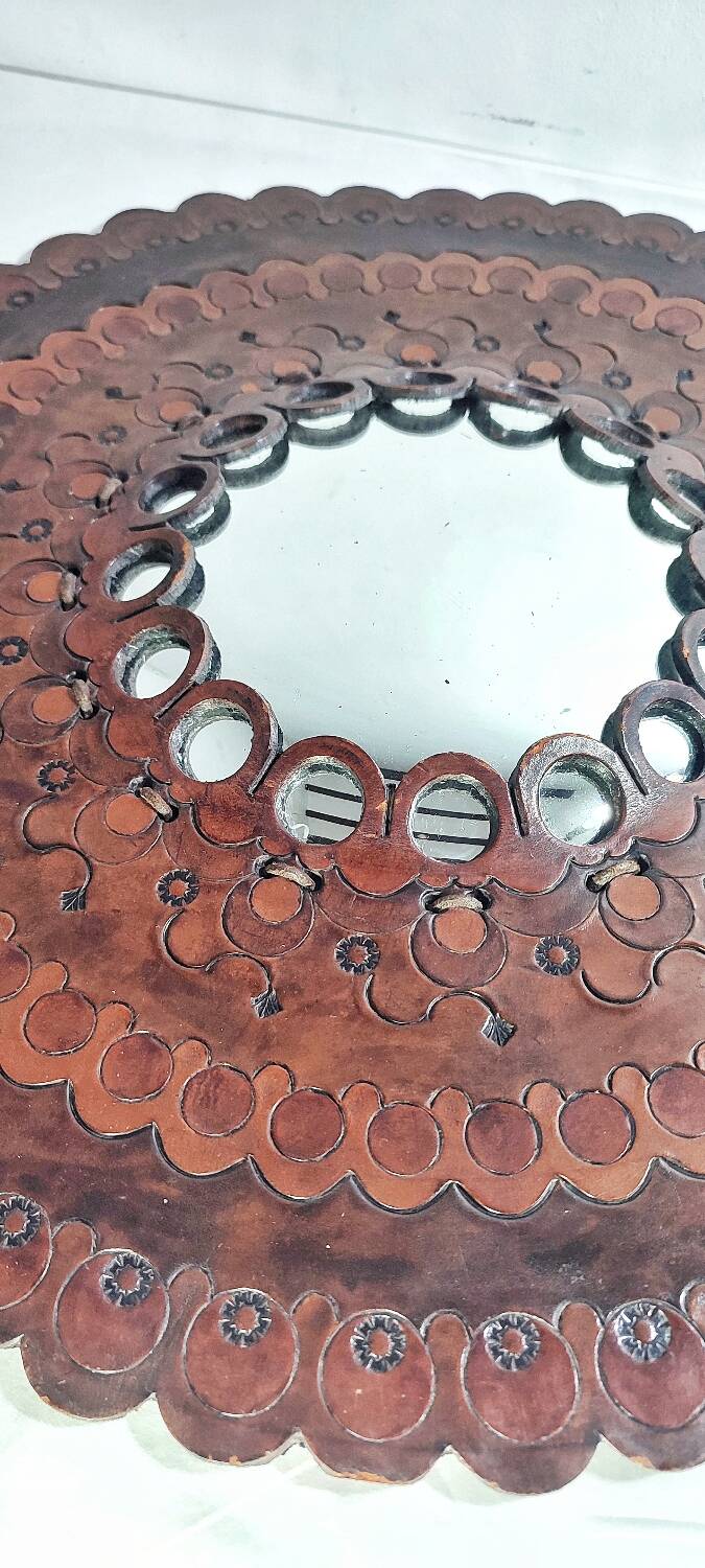 Espejo circular convexo de cuero. España, 1970s.