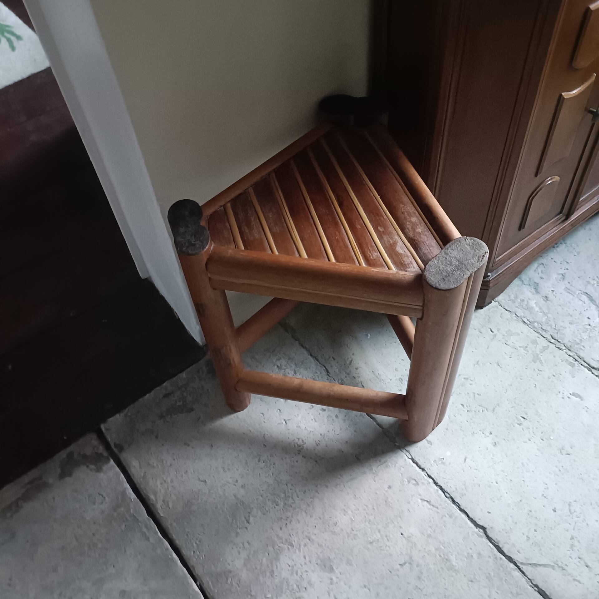 Tabouret en rotin brûlé années 60