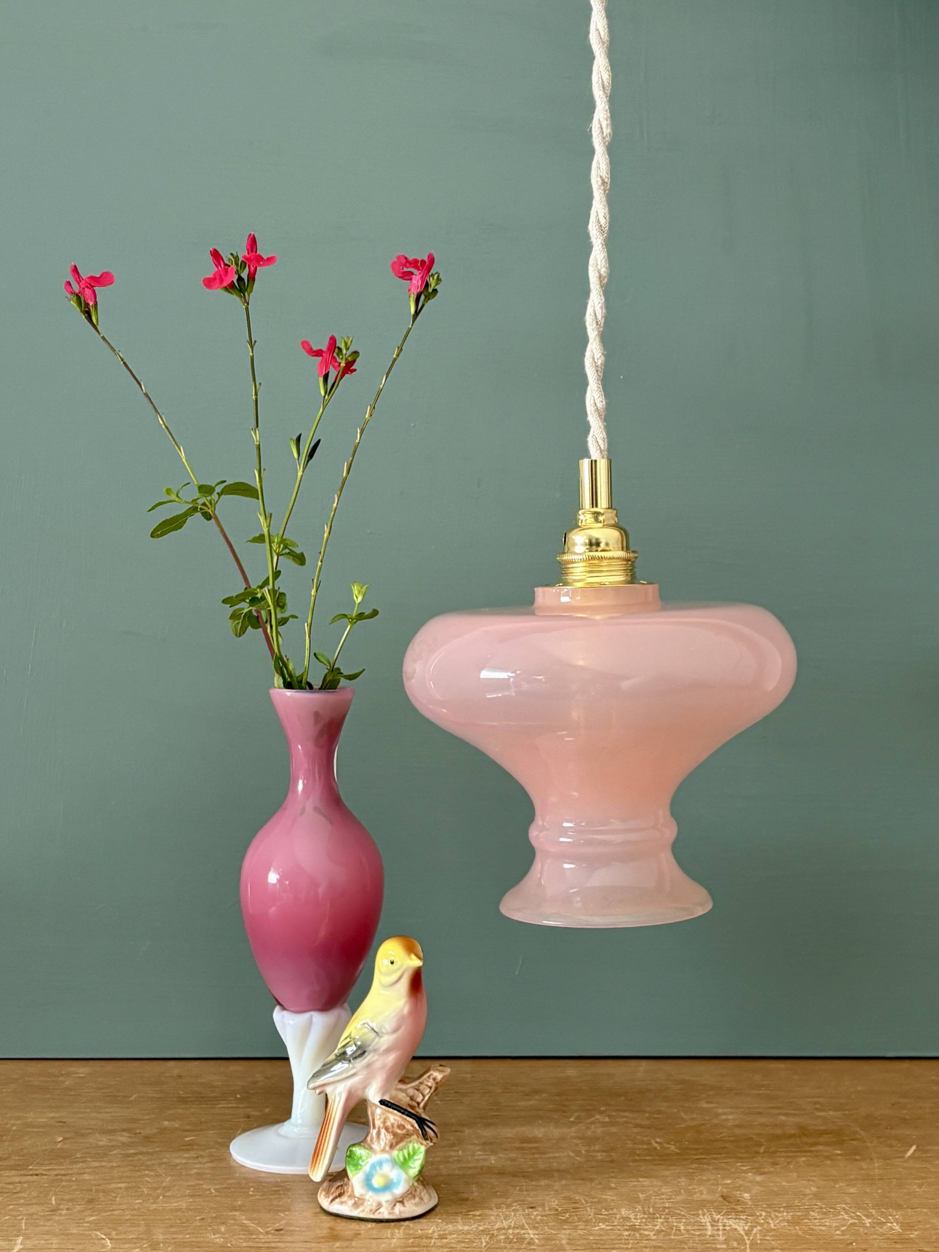 Suspension abat-jour vintage en opaline rose