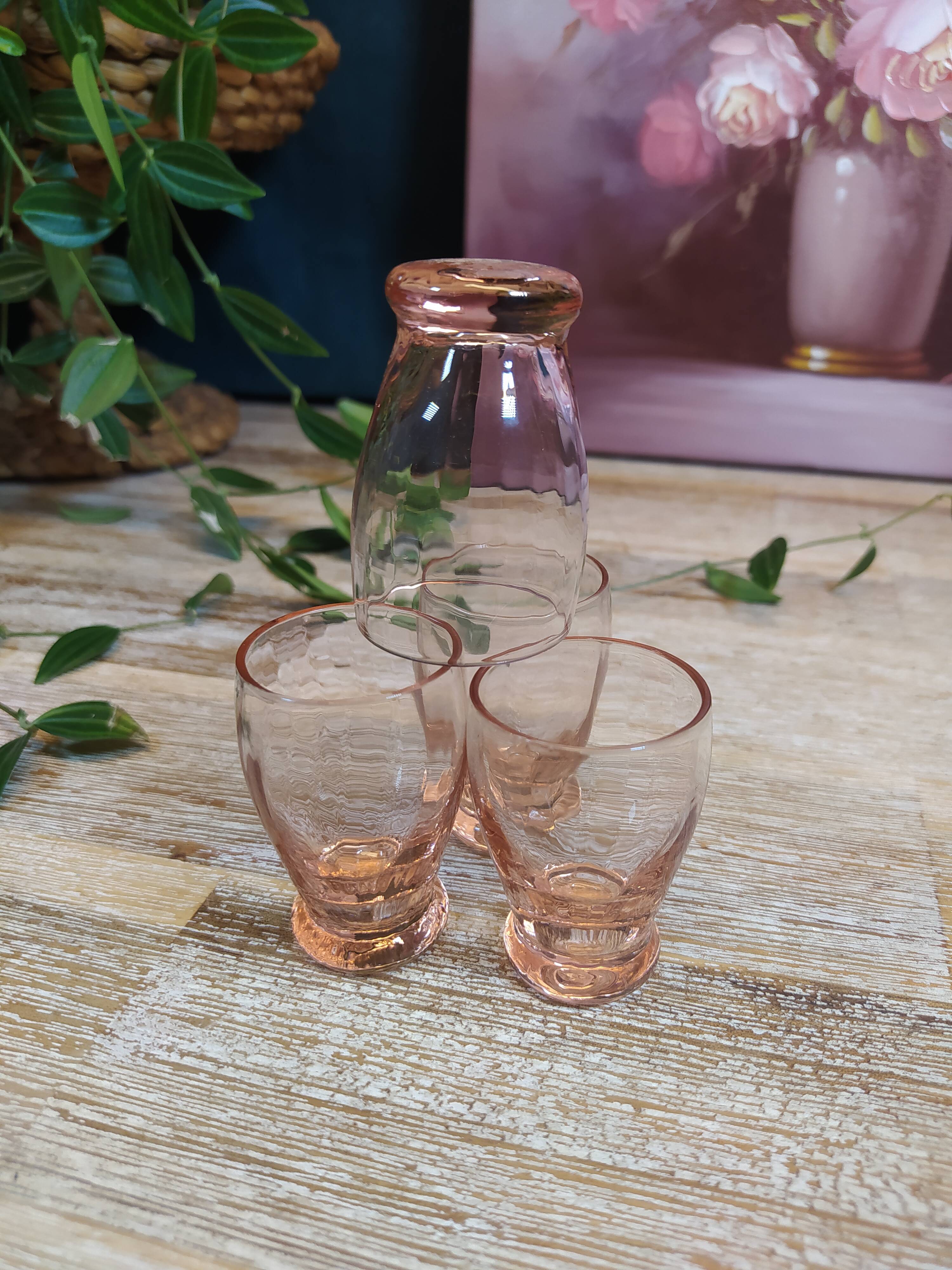 Service Rosaline en verre rose avec un plateau, une carafe et 4 verres à liqueur