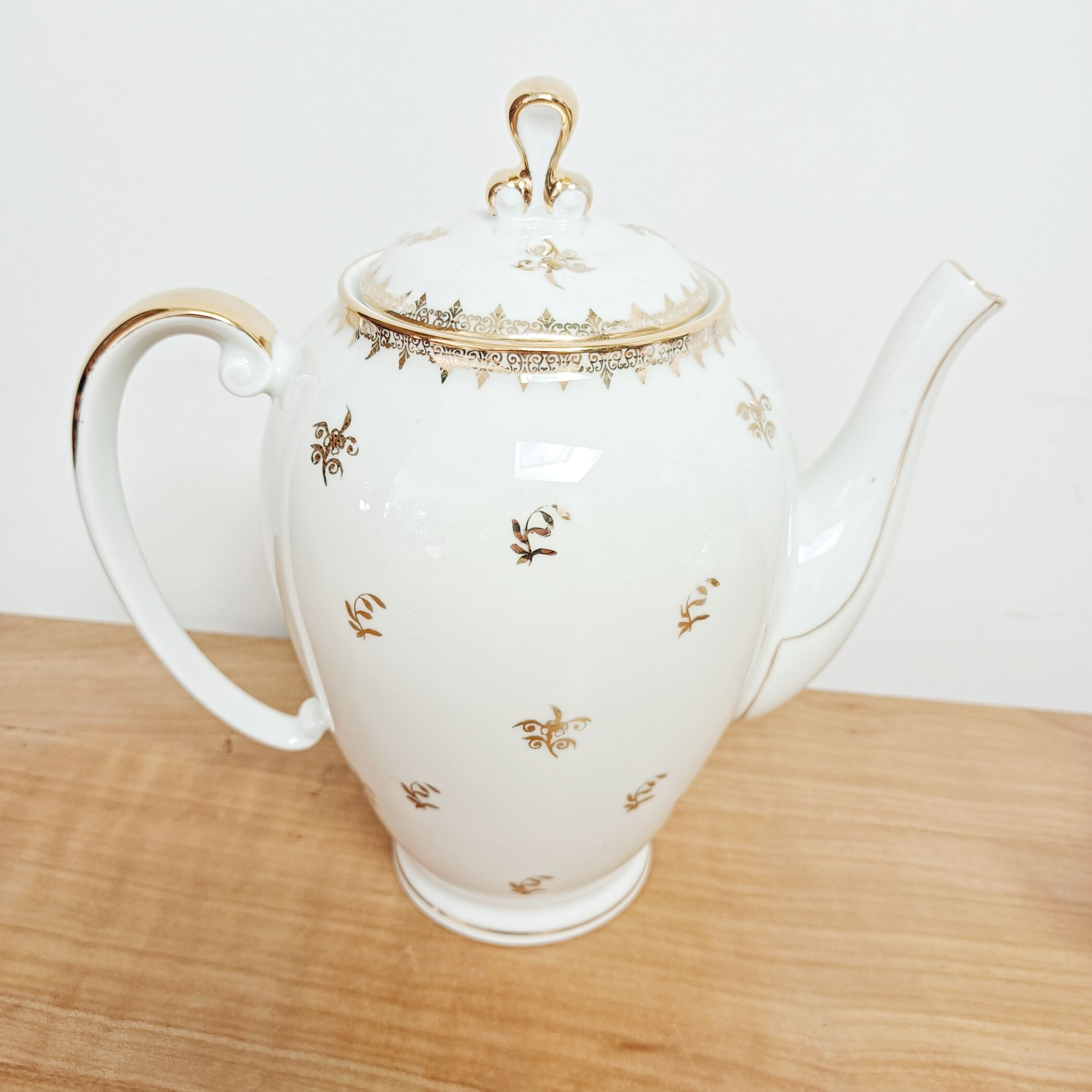 Coffee set in white and gold porcelain