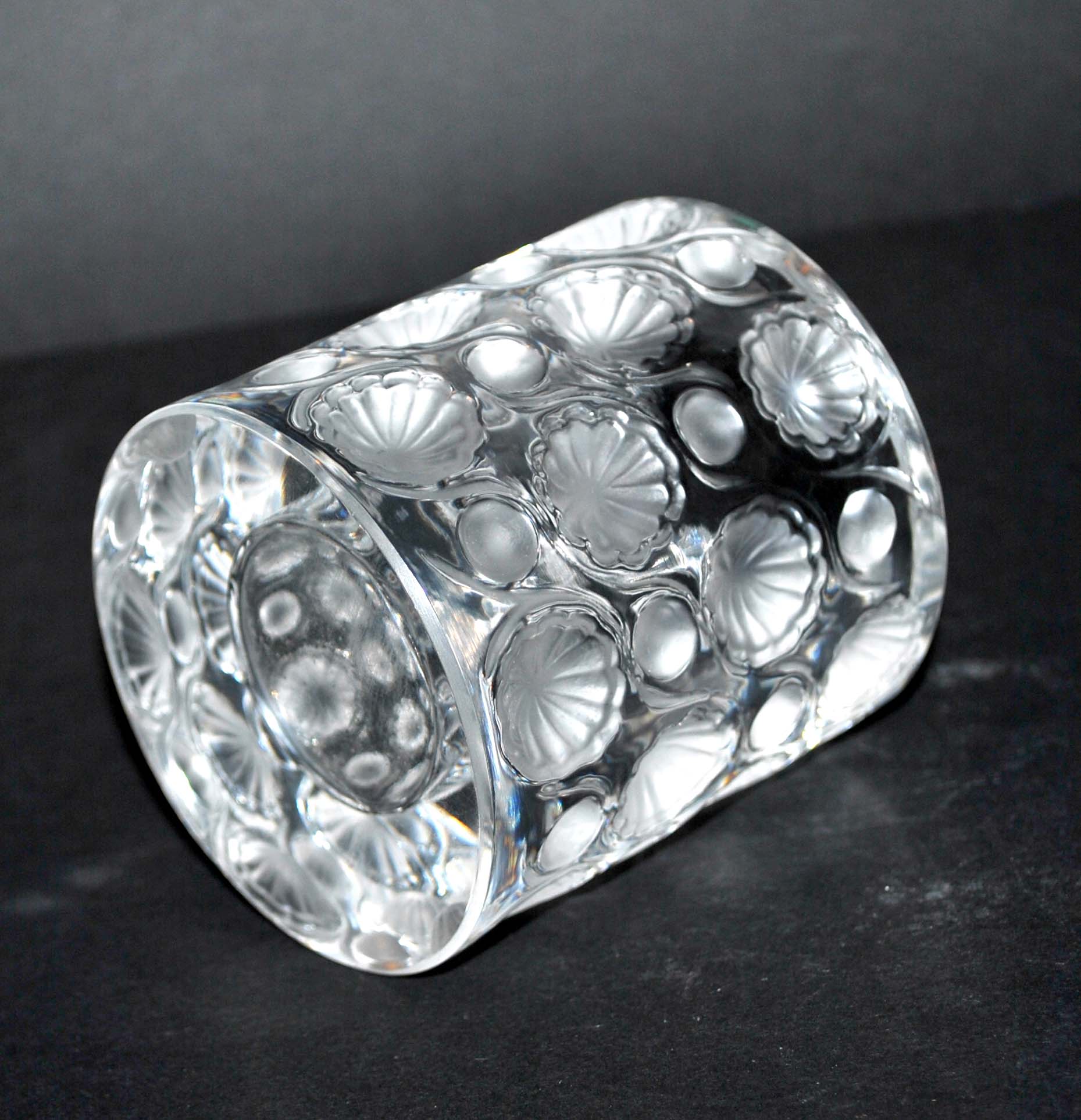 Photophore lalique modèle tokyo orné de fleurs et perles dépoli signé lalique france