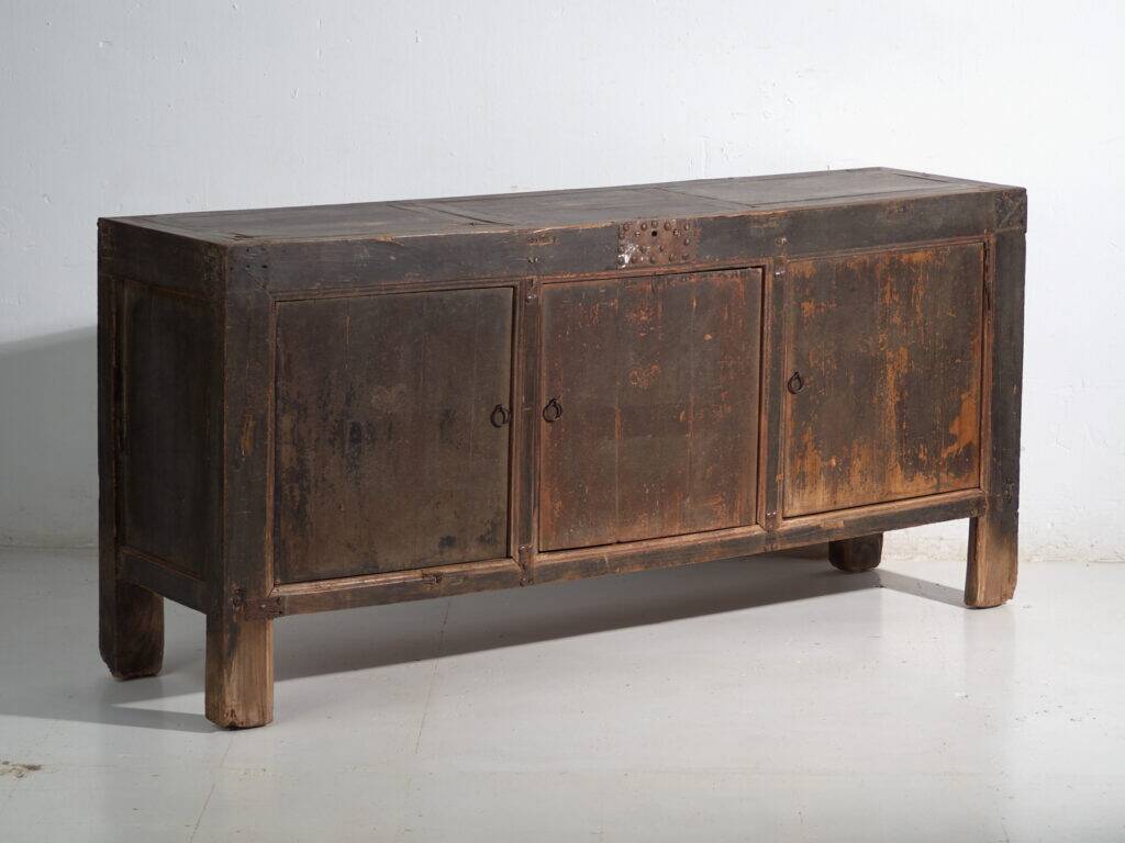 Buffet chinois ancien en bois massif avec patine d’origine – Chine, vers 1930