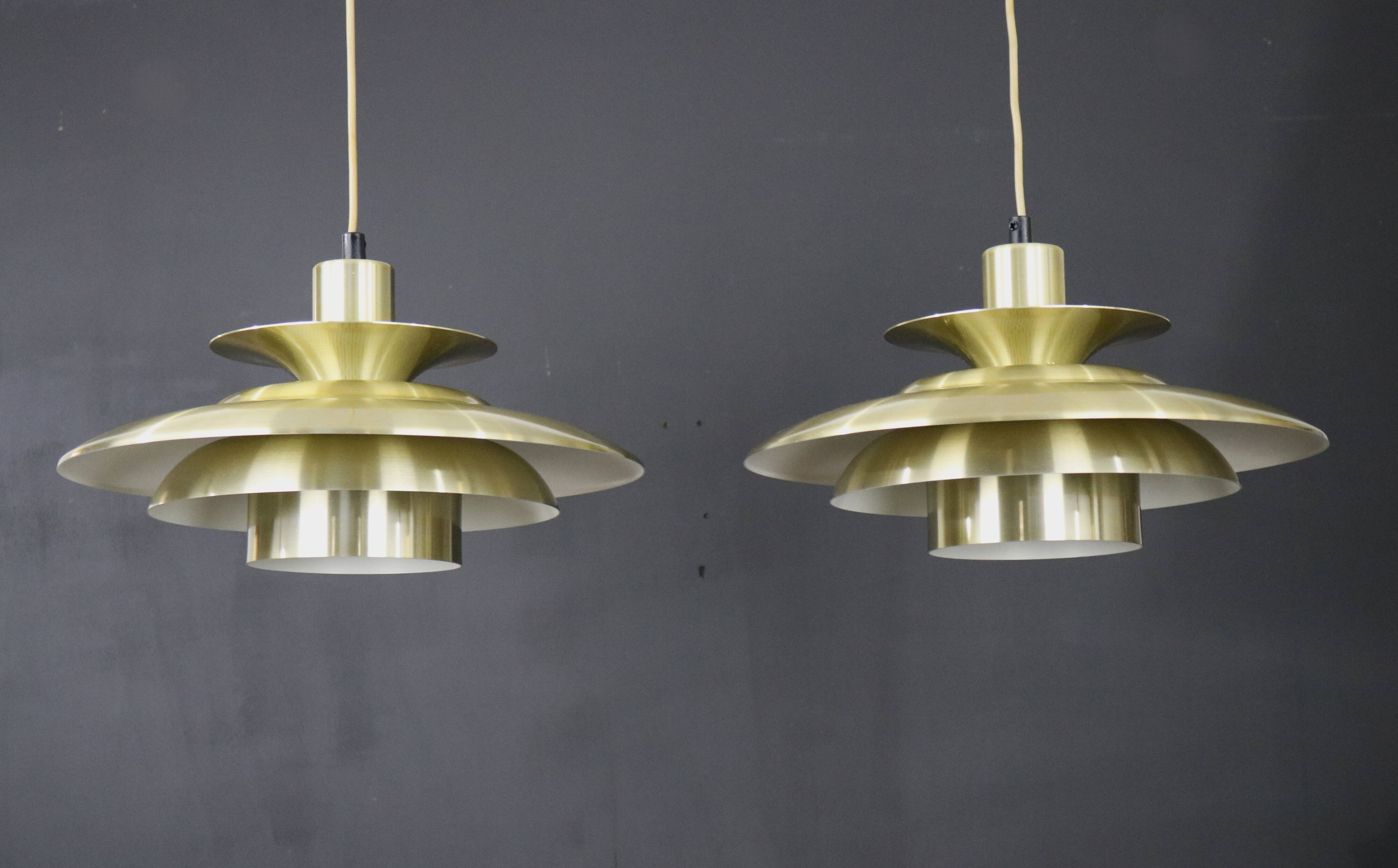 Rare paire de lampes design danoises dorées - Jeka Metaltryk modèle 1017 - très bon état.