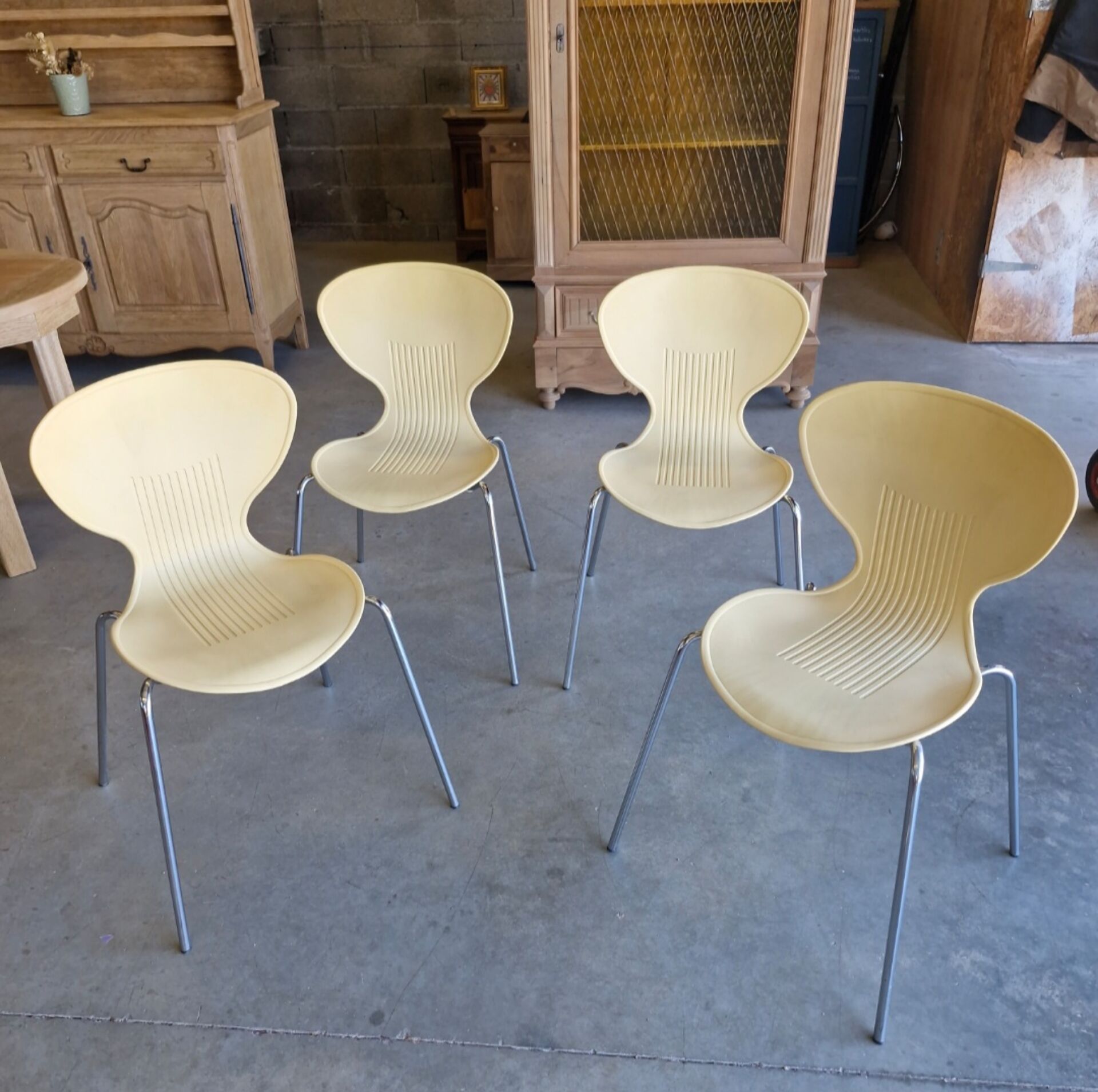 Lot de 4 chaises design vintage – crème & chrome