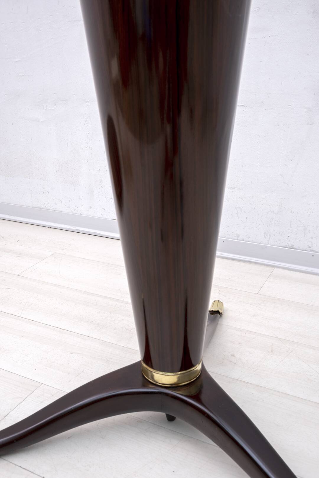 Attributed to Paolo Buffa Mid-Century Modern Italian Walnut Round Table, 50