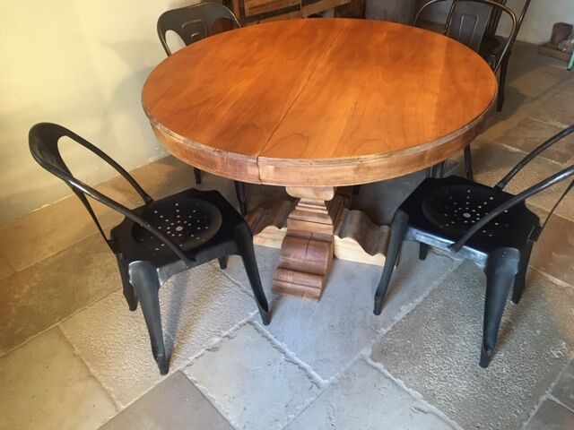 Round table with solid wood central leg entirely restored