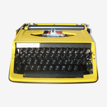 Typewriter colored yellow and black Beaucourt 441 with his satchel