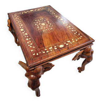 Coffee table in rosewood decorated with elephant heads.
