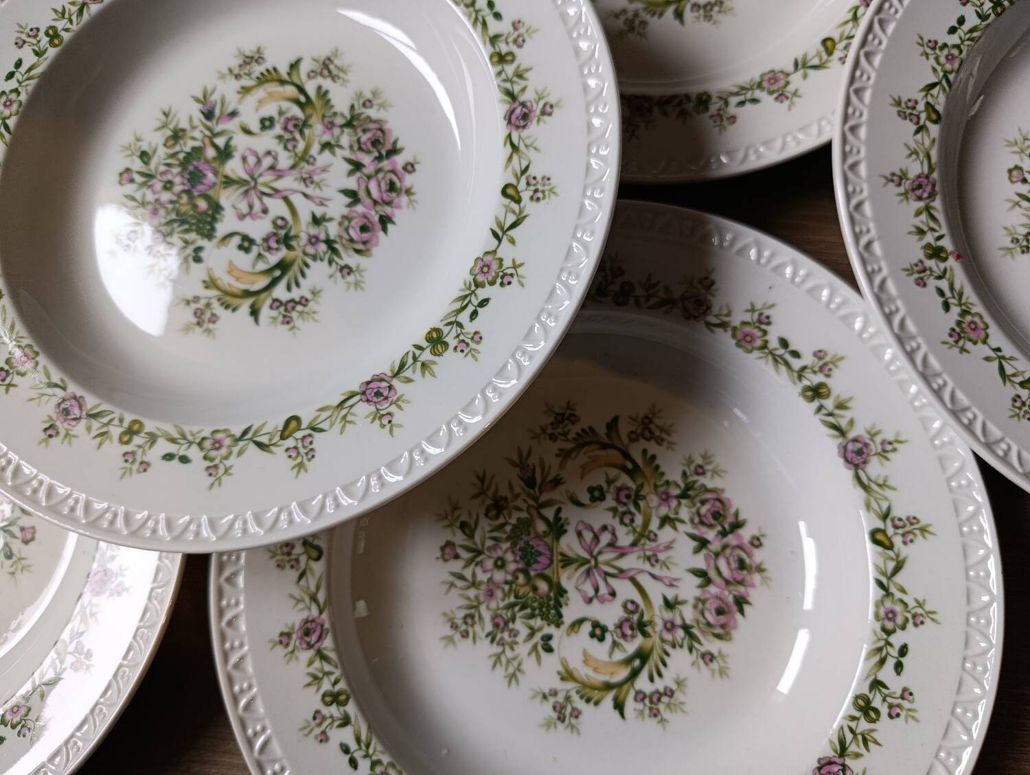 6 Villeroy & Boch Trianon pattern porcelain soup plates