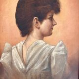 Jeune femme du XIXe siècle, capturée dans l'élégance tranquille.