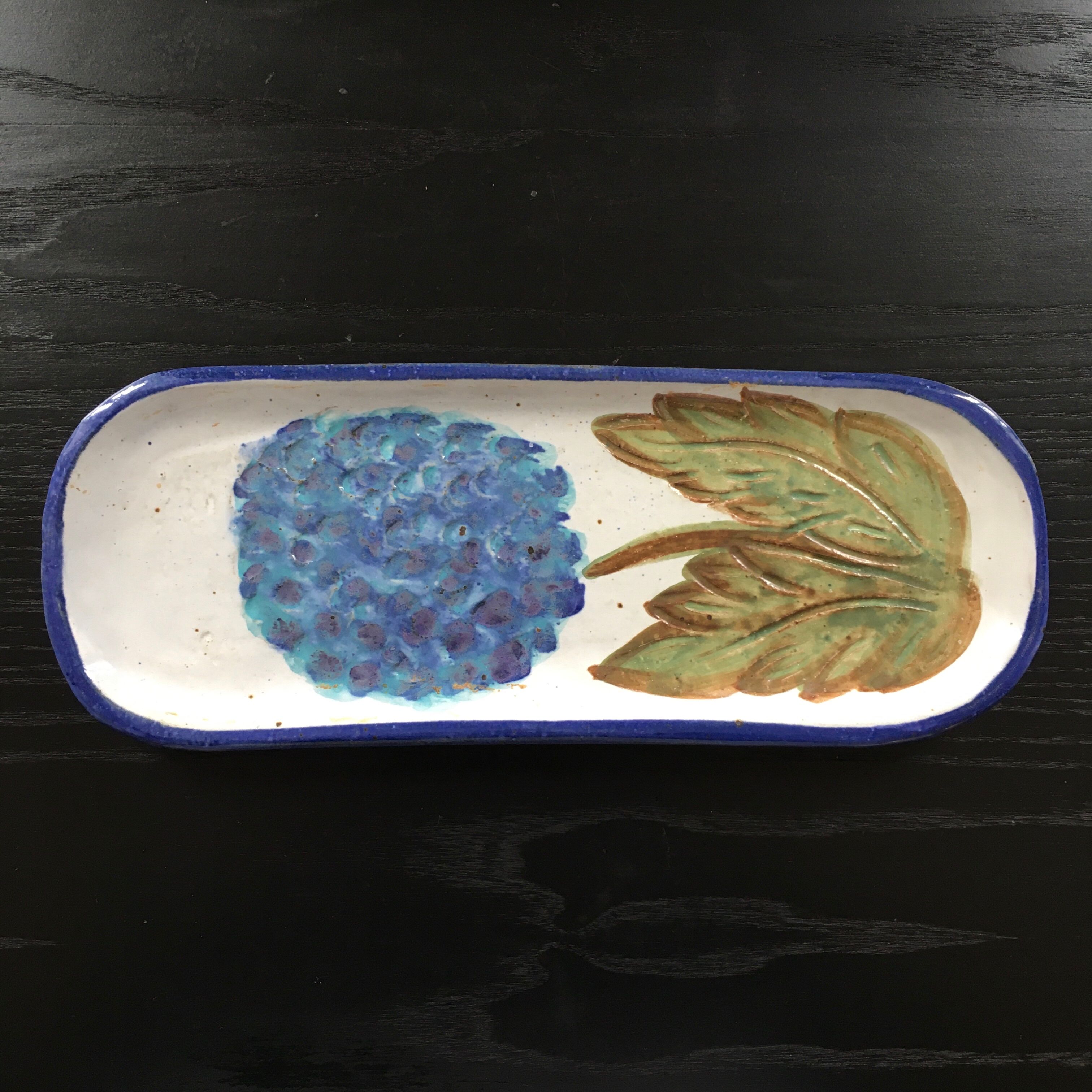 Hortensia-decorated stoneware plate signed