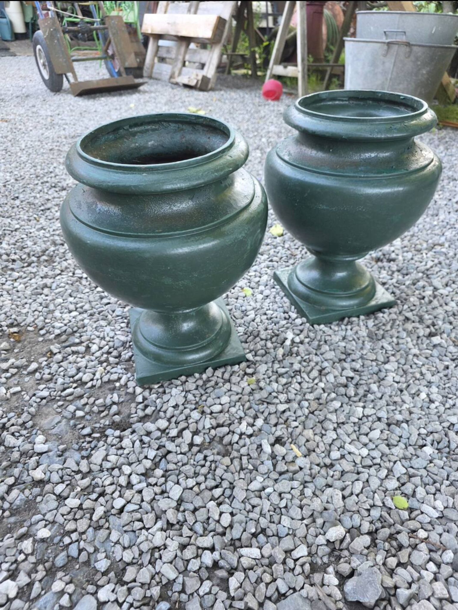 Pair of Medici vases in cast iron from the 19th century.