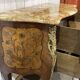 Commode de style Louis XV en bois de rose, chêne et dessus marbre