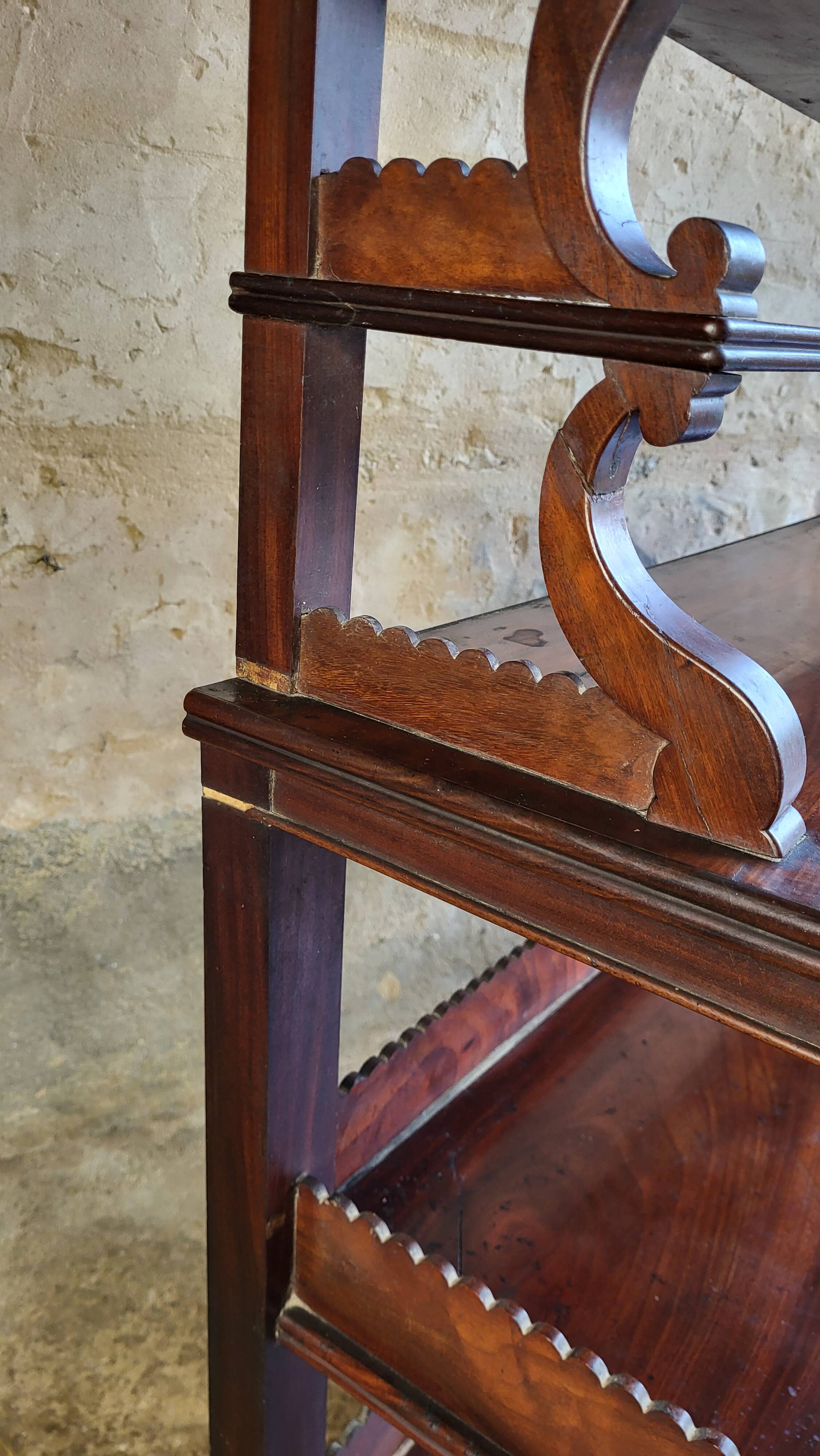 Etagère d'applique en acajou