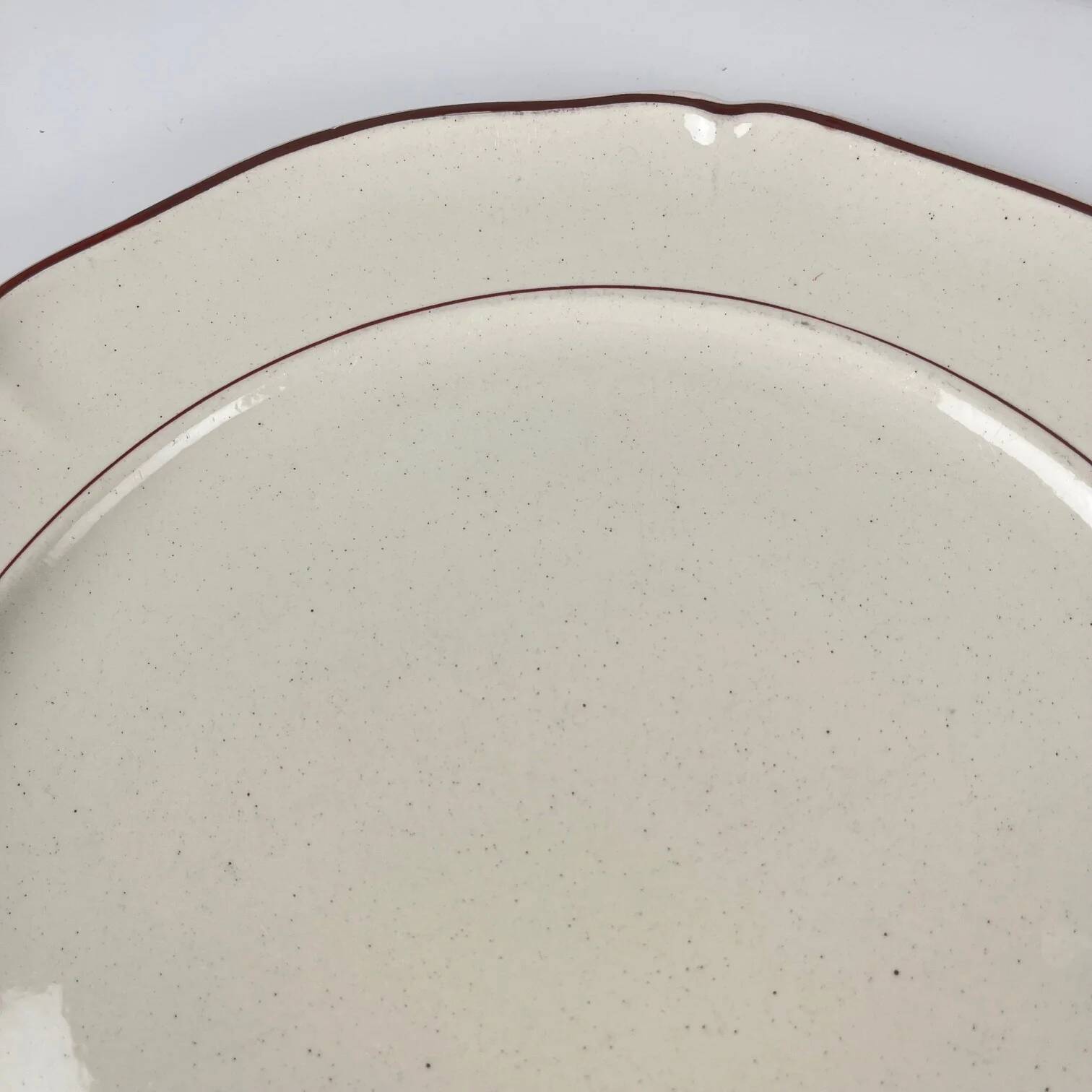 Round plate Villeroy & Boch, Bordeaux rim, early 20th century.