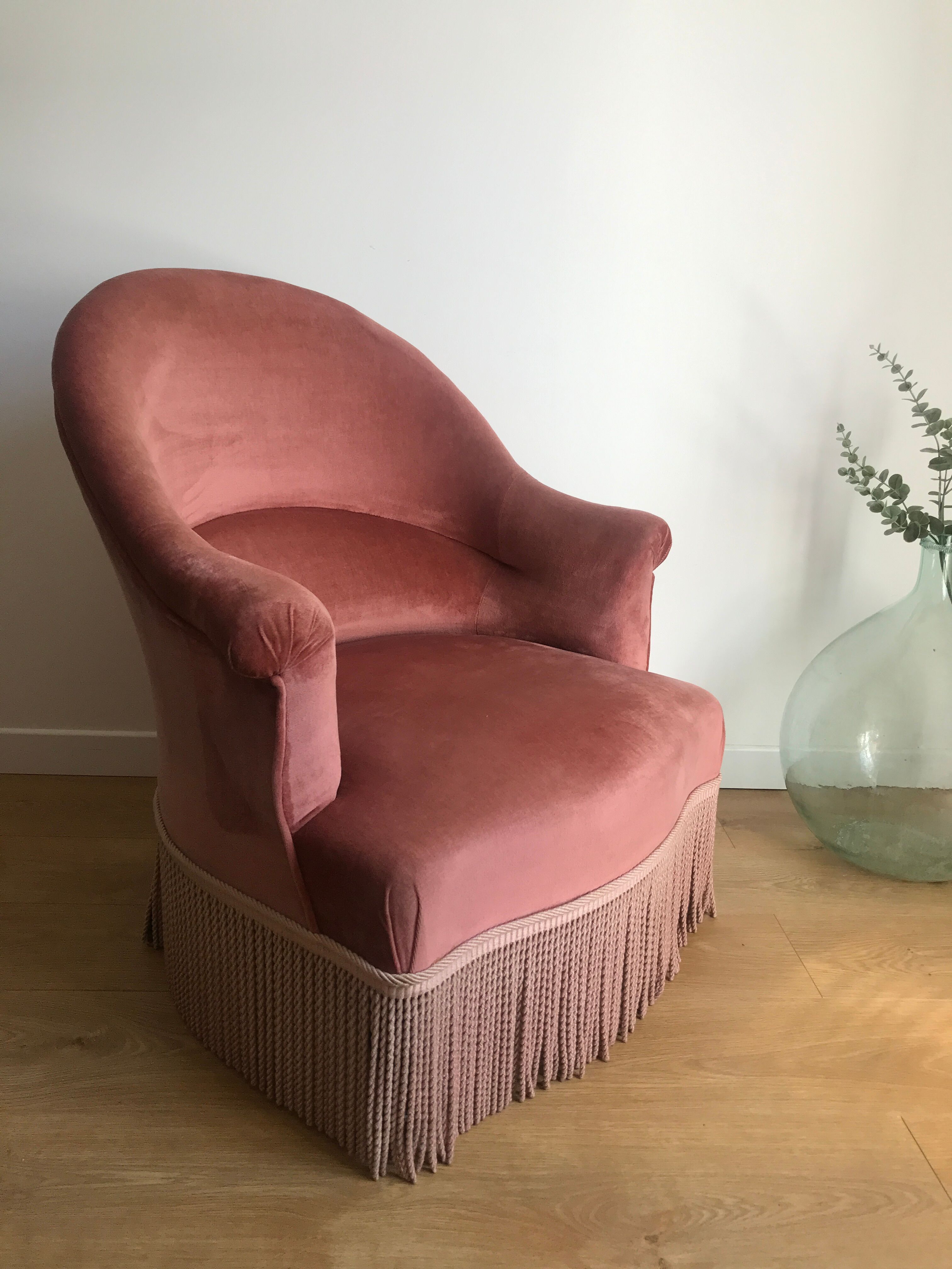 Fauteuil crapaud vintage rose en velours a franges