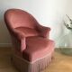 Fauteuil crapaud vintage rose en velours a franges