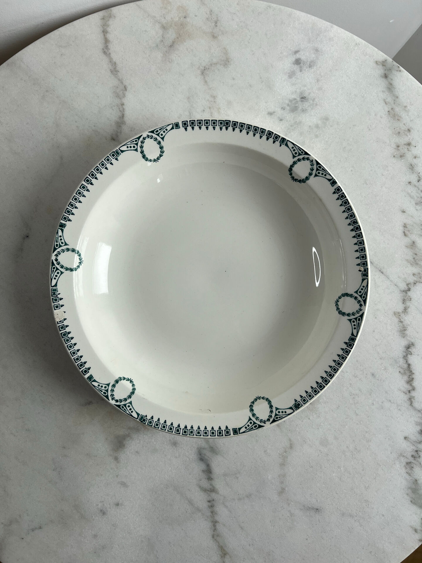 Shallow dish St Amand decorated with green crowns.