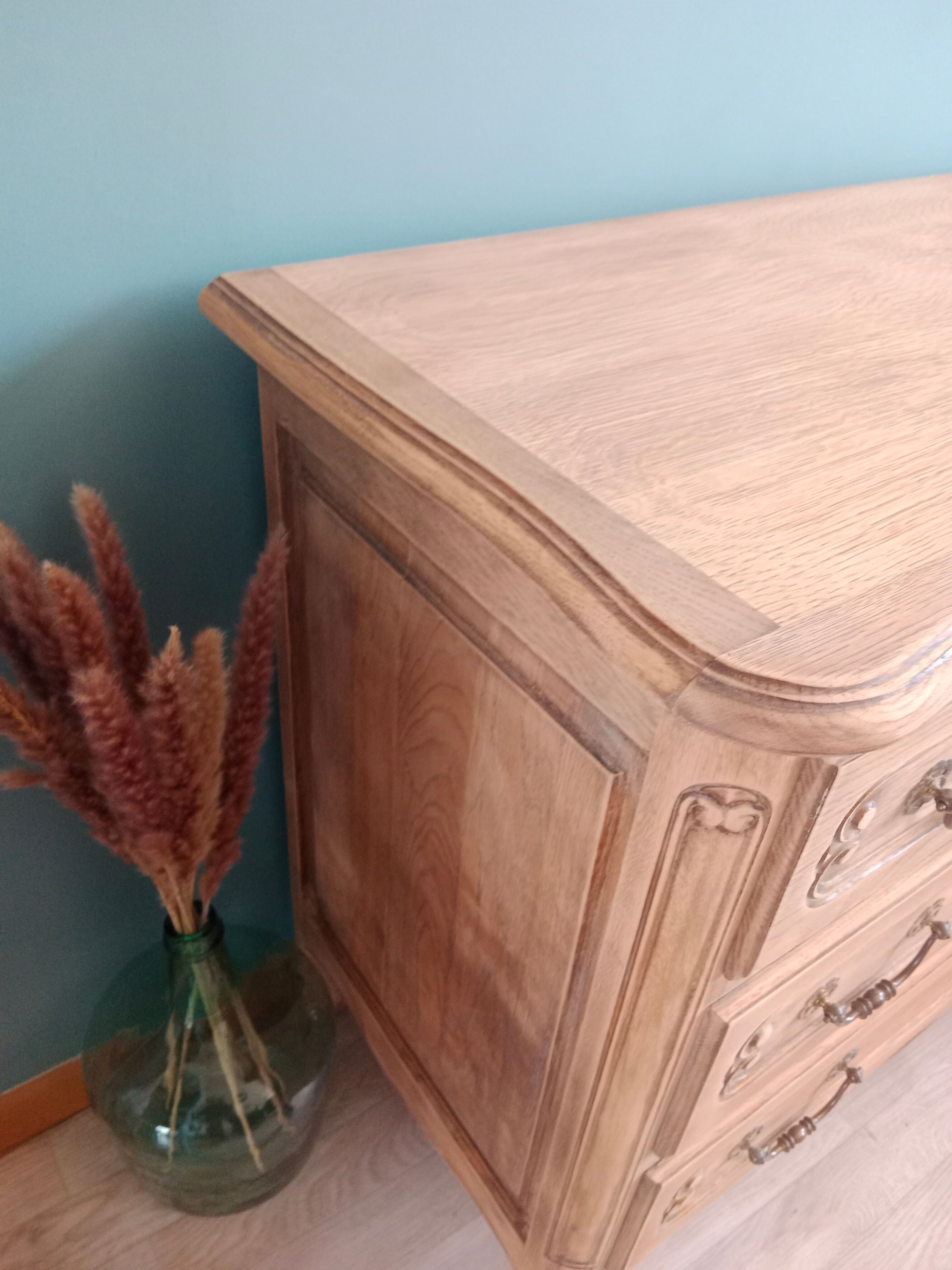 Oak chest of drawers