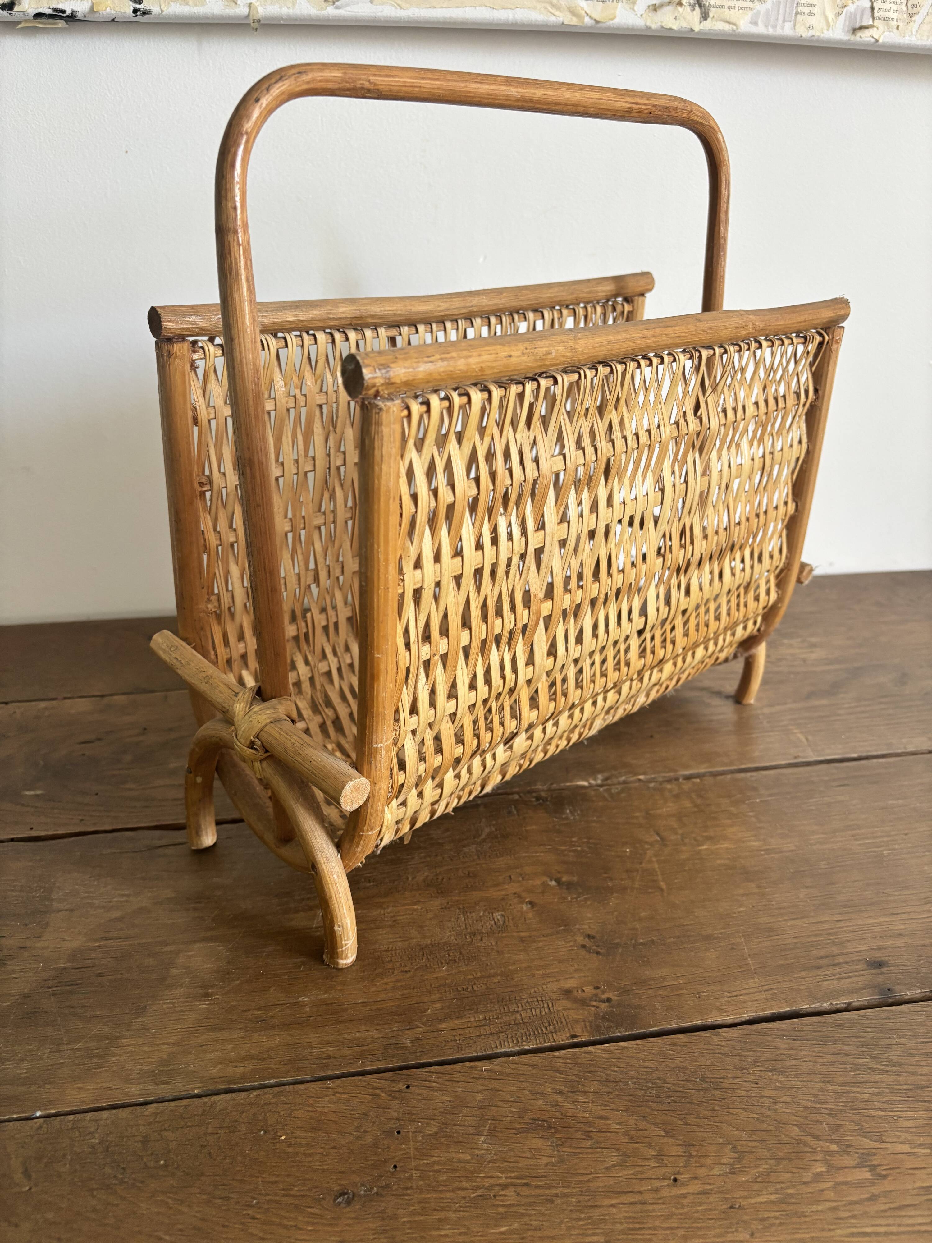 Porte-revues vintage en rotin naturel  des années 60