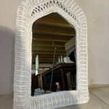 Miroir vintage en rotin blanc à encadrement gothique