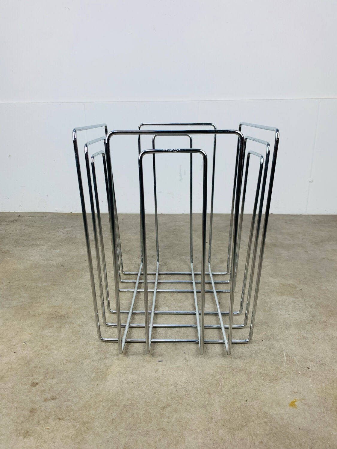 Chrome metal magazine rack by Willy Glaeser for TMP, 1980s.