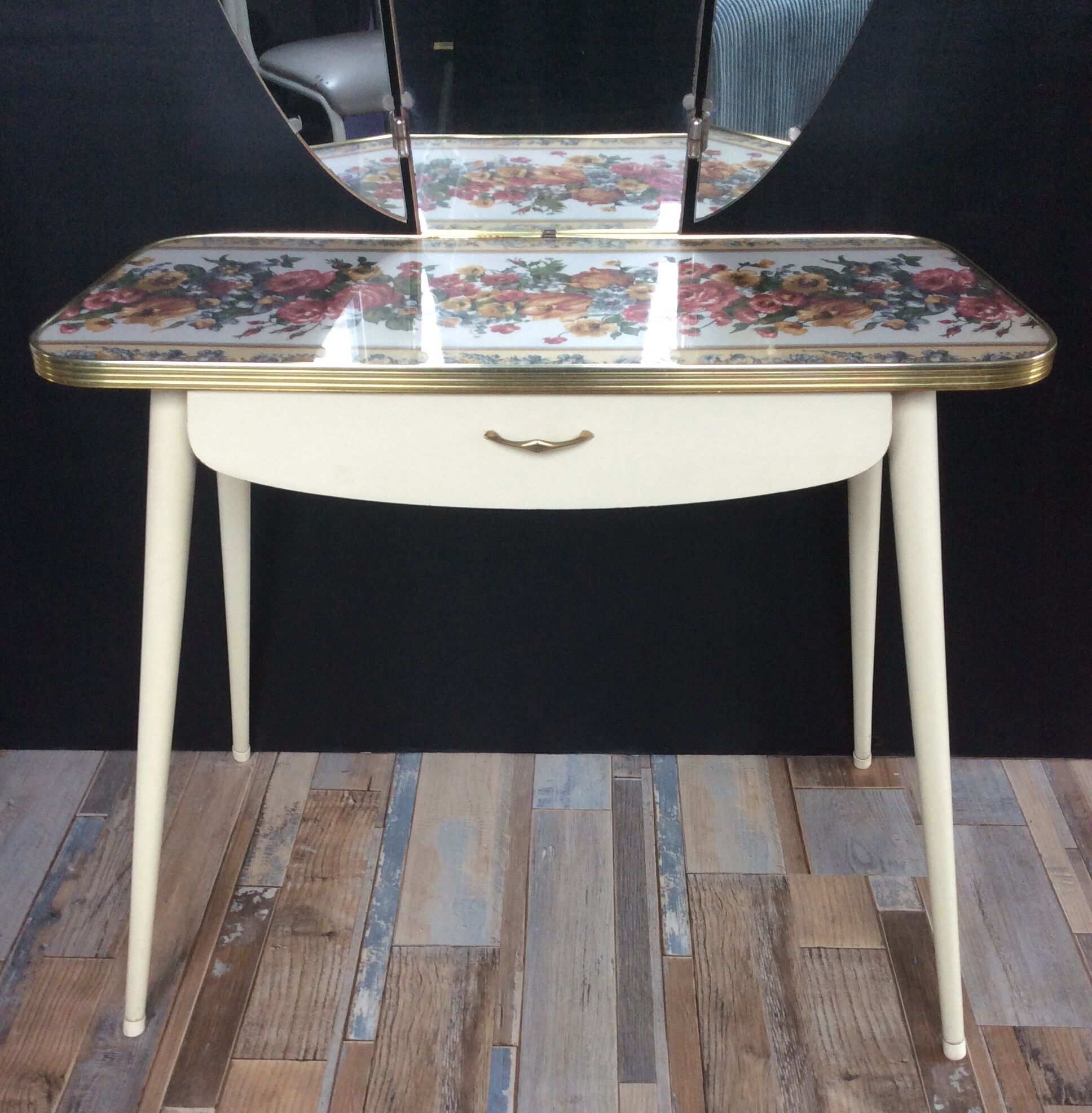 Hairdresser of the 50s and 60s with triptych mirror