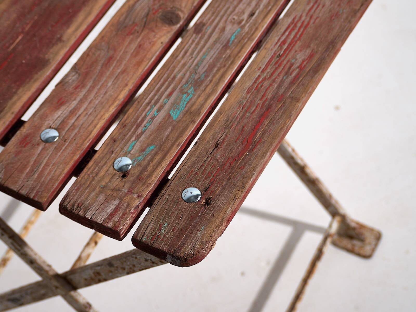 Antique red folding garden chairs (circa 1920). Set of 4 pieces