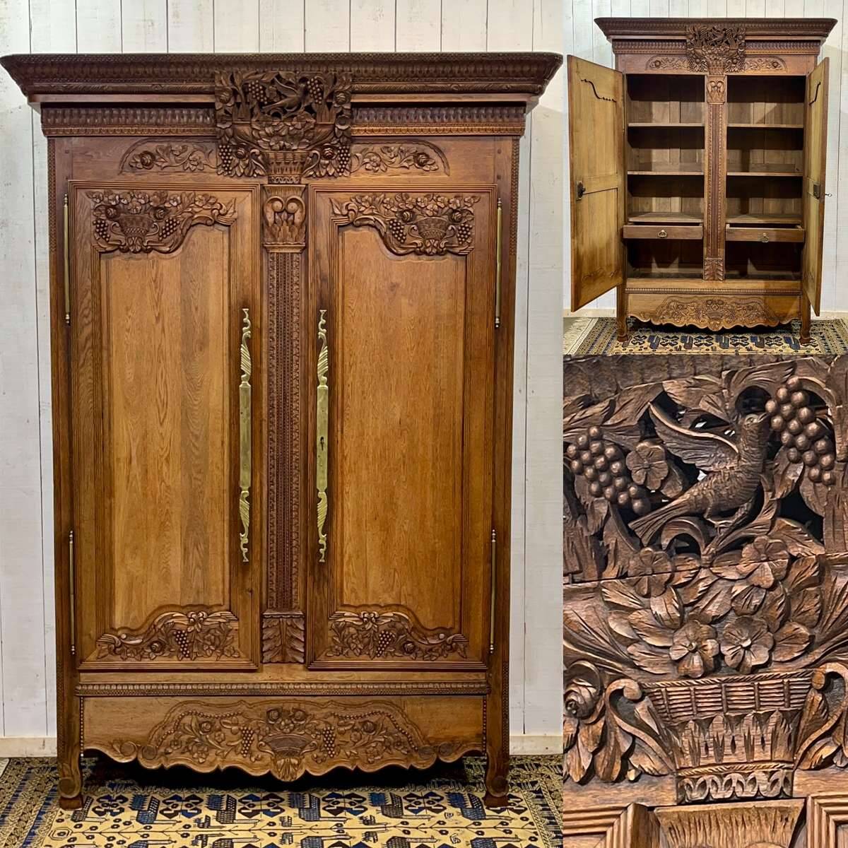 Armoire de mariage Normande sculptée en chêne clair du 19ème siècle