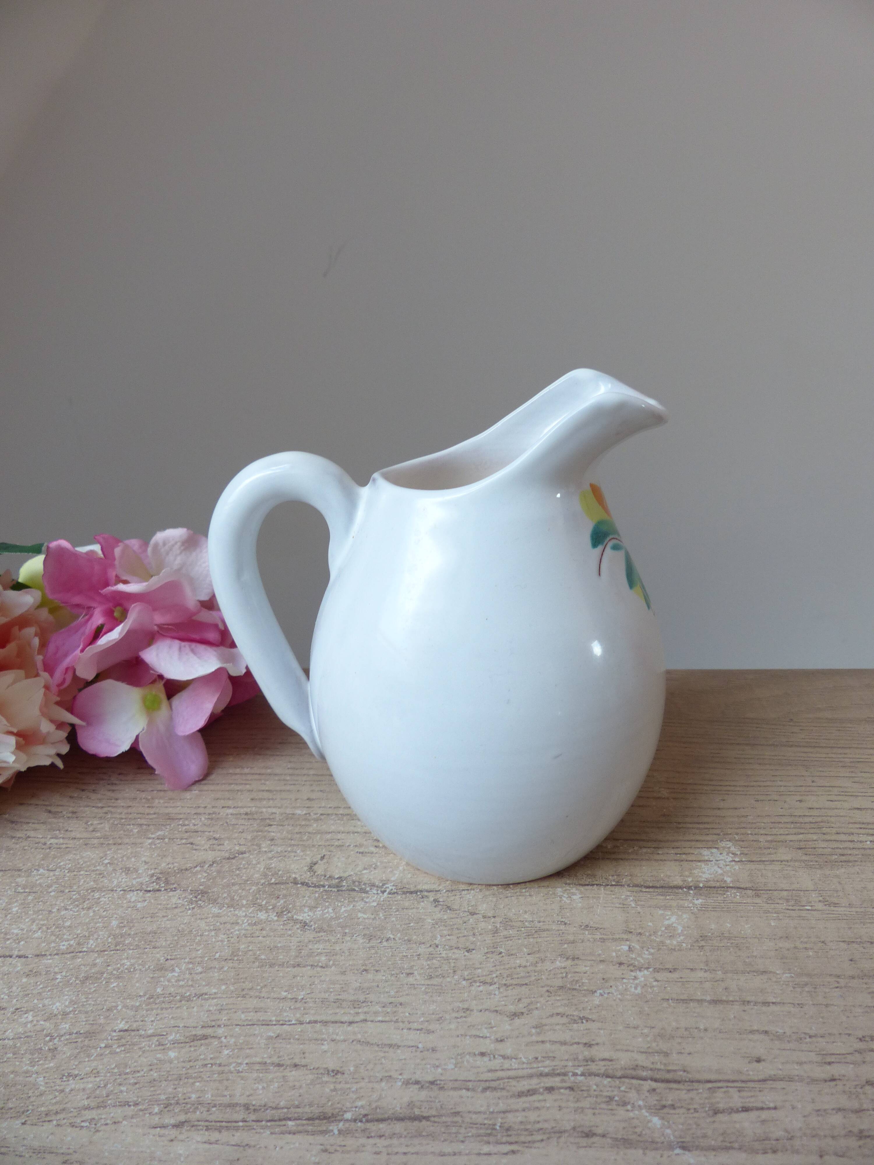 Ancien petit pichet, pot à lait en céramique fait main décor fleuri peint à la main style Vallauris
