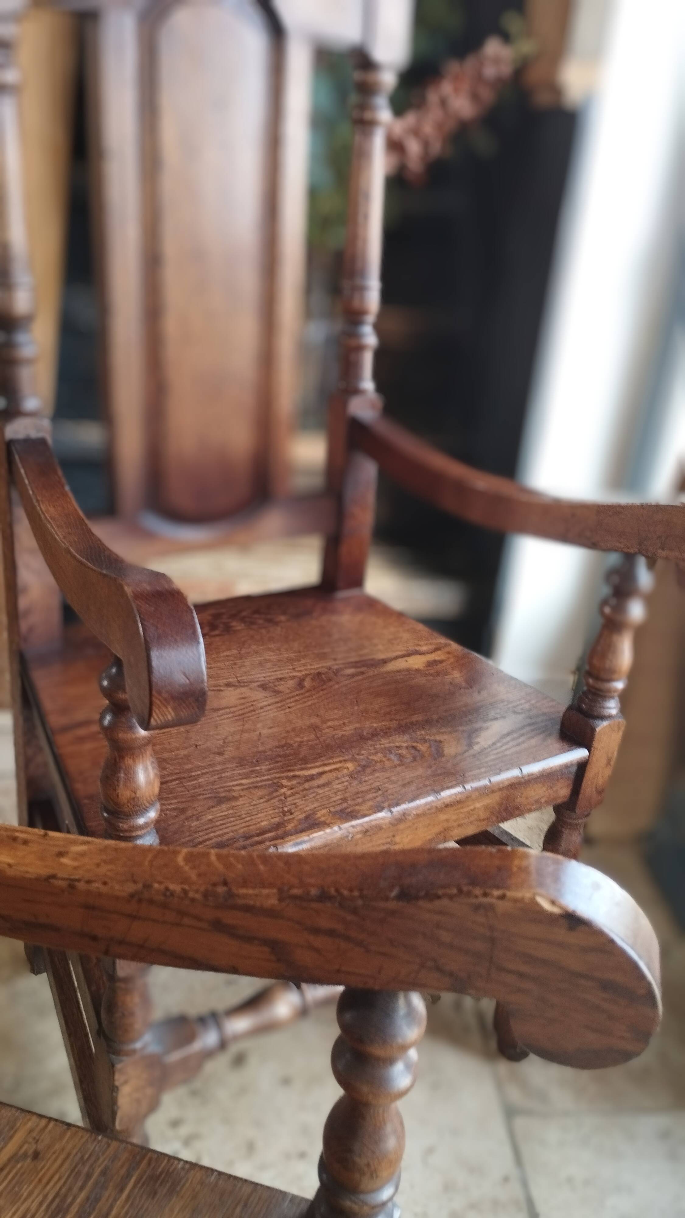 Paire de fauteuils en chêne massif patiné