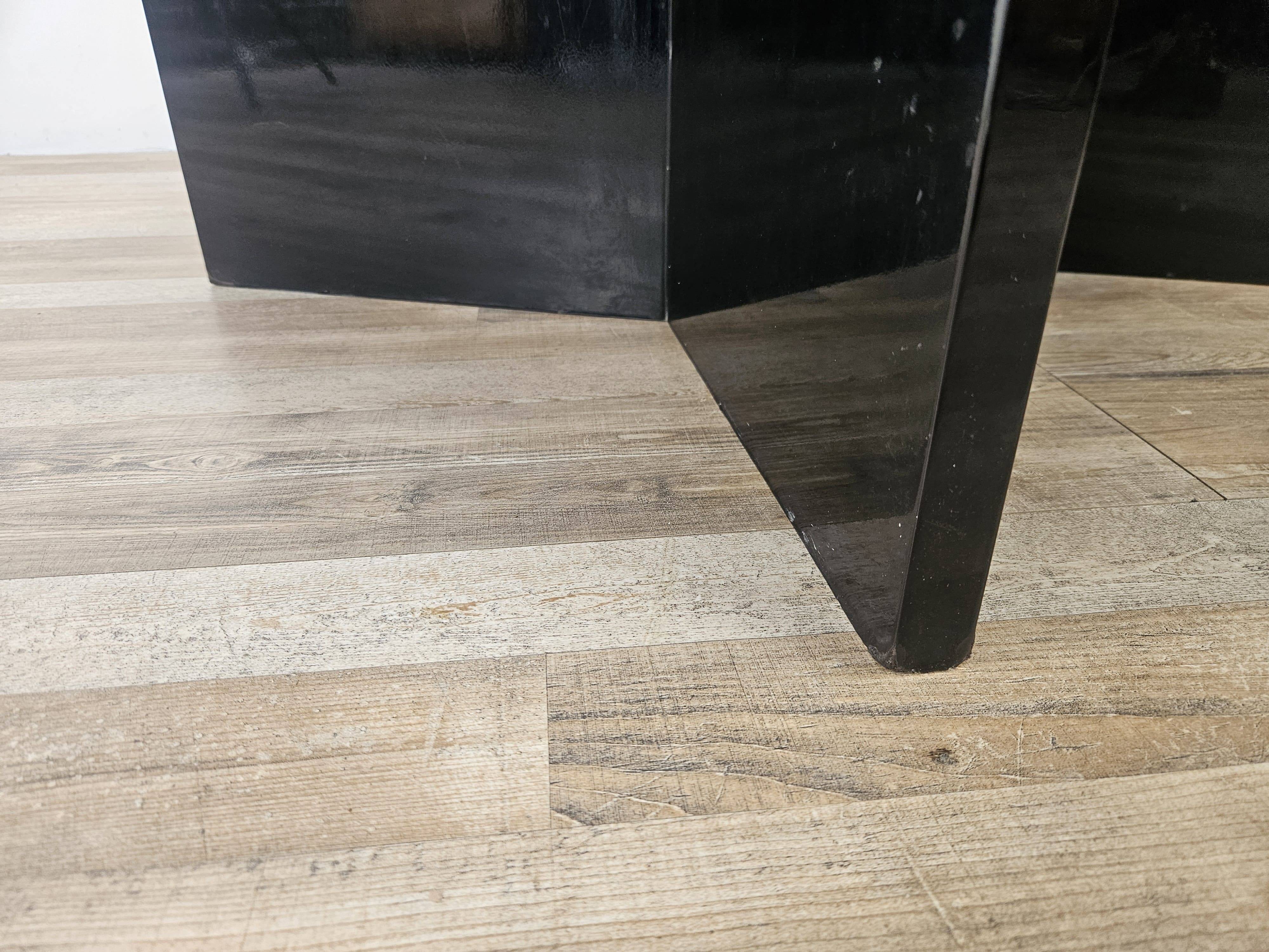 Table basse carrée des années 70 aux motifs géométriques