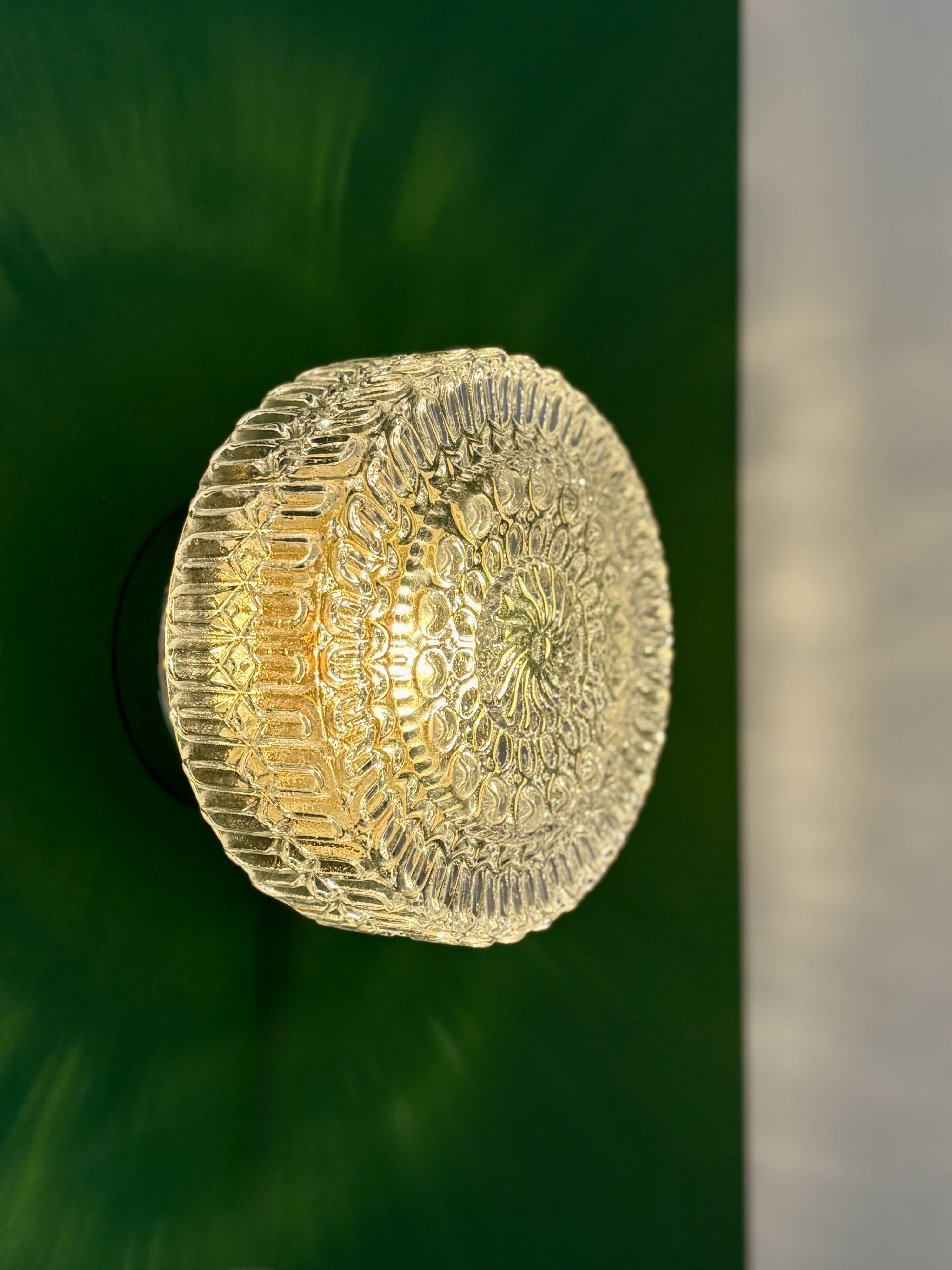 Applique ou plafonnier globe vintage en verre moulé
