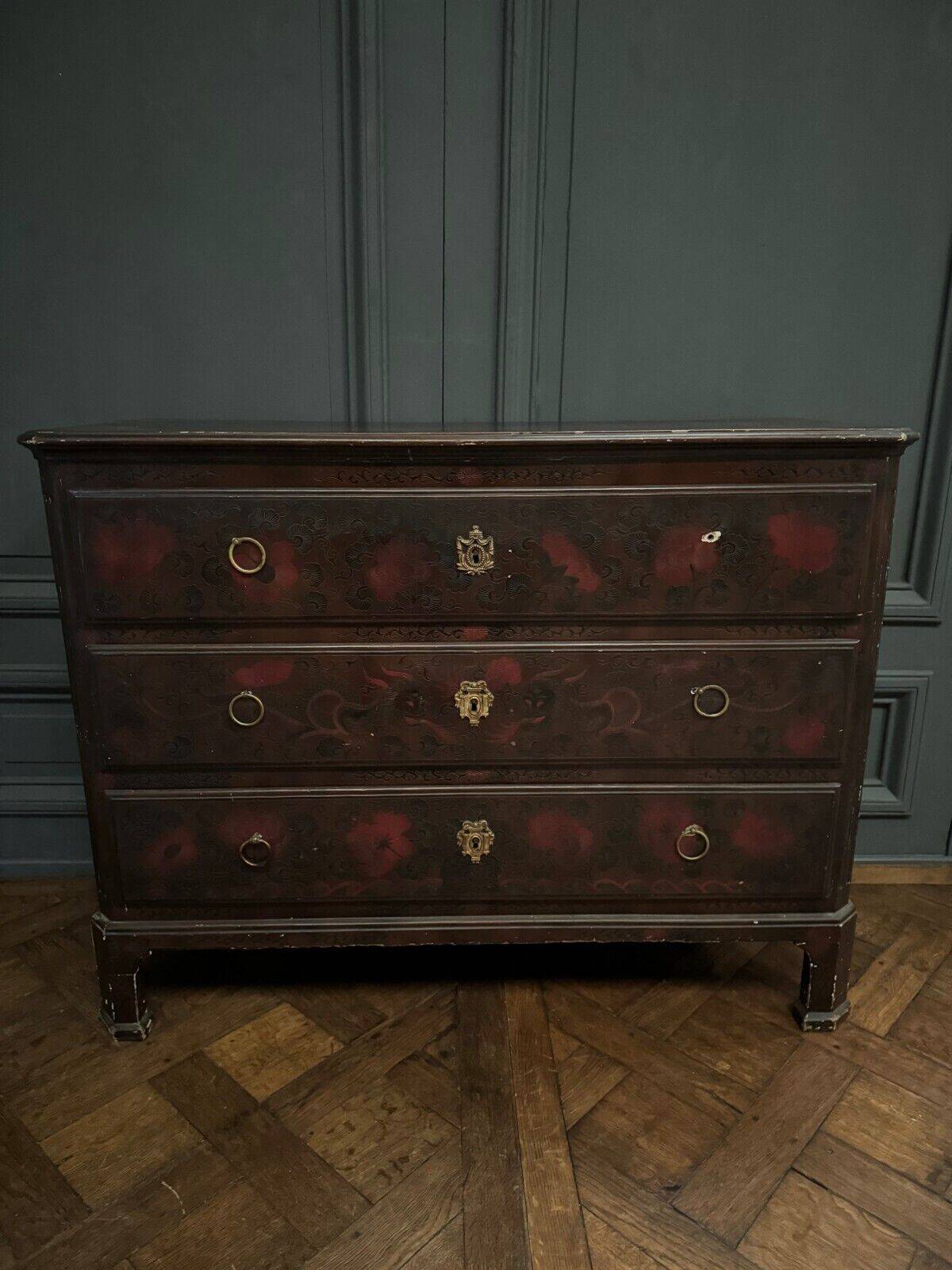 Chinese lacquer chest of drawers decorated with dragon late 19th century