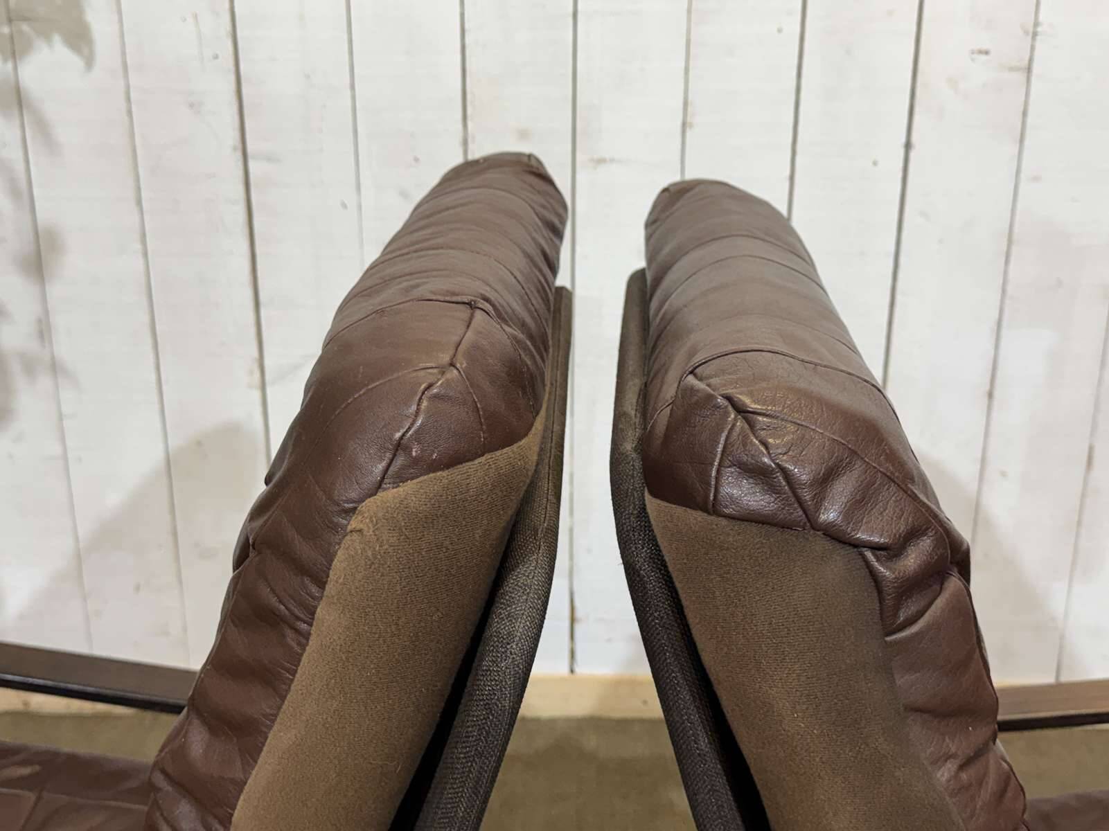 Pair of Norwegian swivel armchairs in leather and beech from the 1970s.