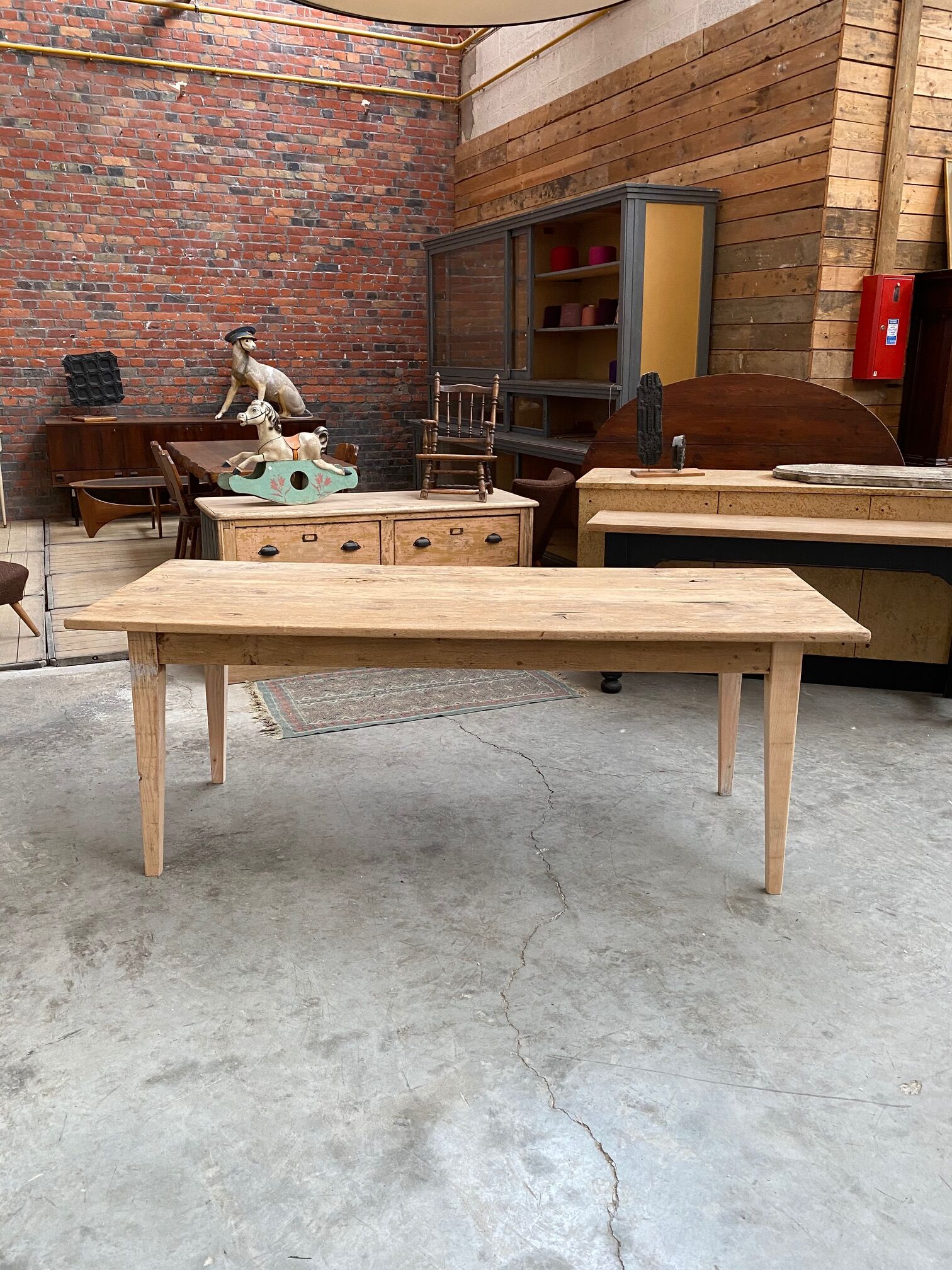 Firm table spindle legs