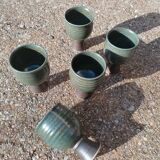 Tasses gobelets en grès sur pied originales signées.