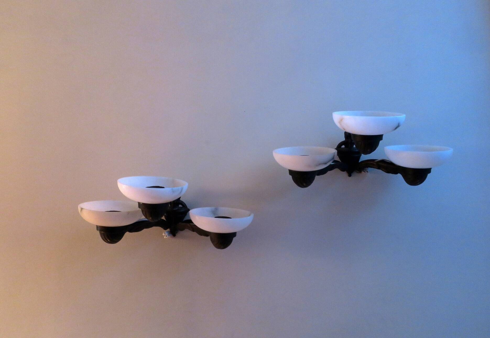 Paire d'appliques murales anciennes en bronze et albâtre à trois bras, 1910