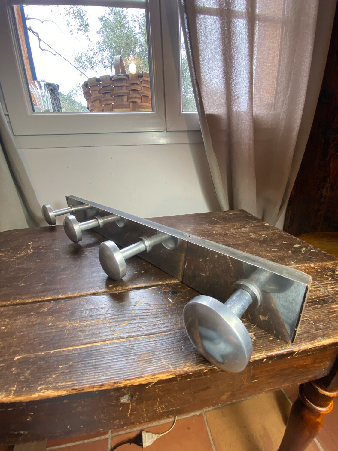 Patère en bois et aluminium