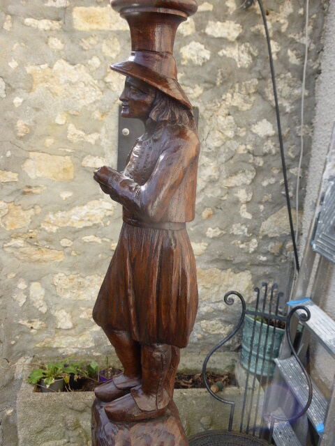 Wooden saddle with statuette, Breton figure, ancient and chiseled, Henri II style
