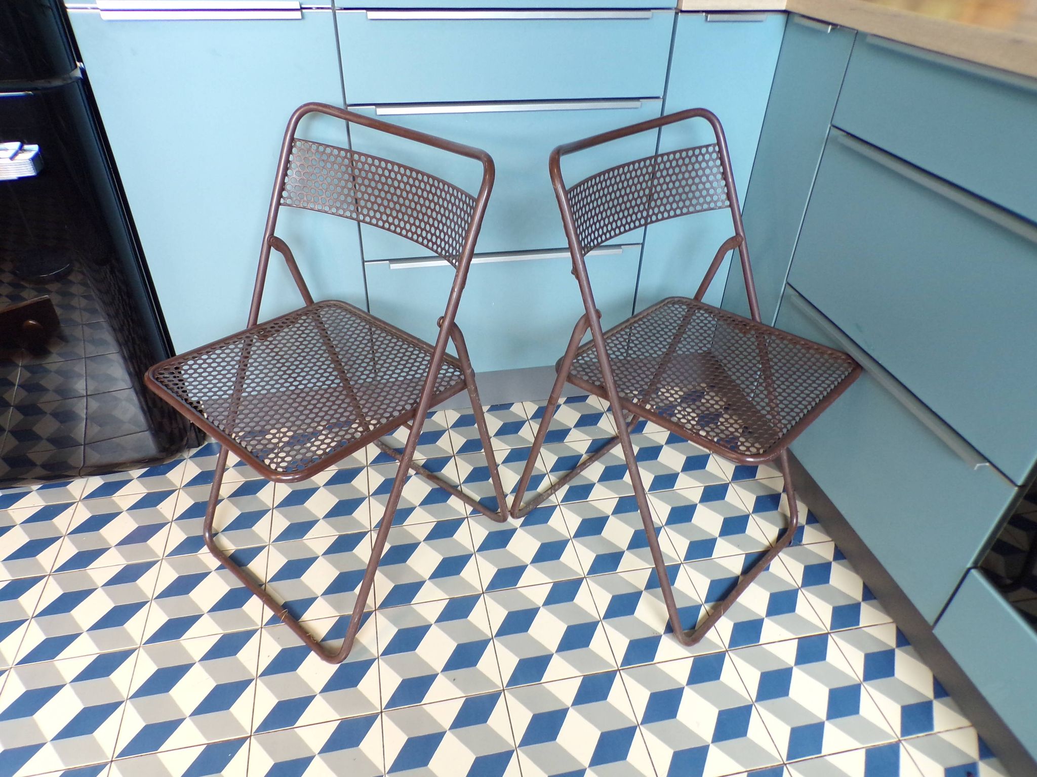 Paire de chaises pliantes en tôle perforée