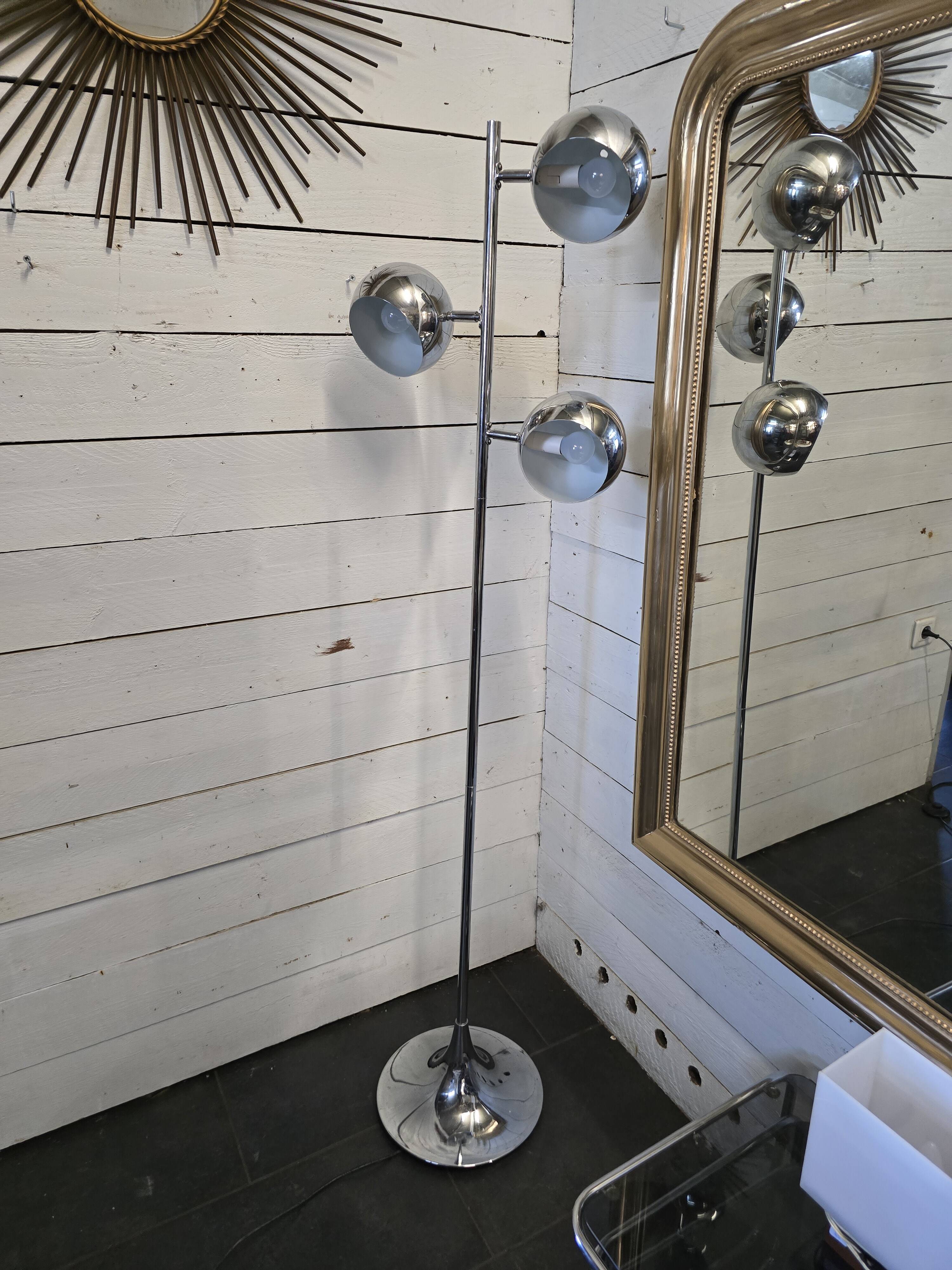 Vintage eyeball floor lamp with tulip base in chromed metal