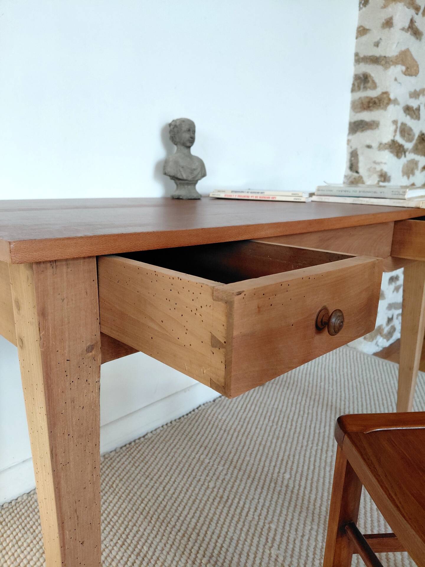 Bureau ancien à double tiroir, pieds gainés, XIXème