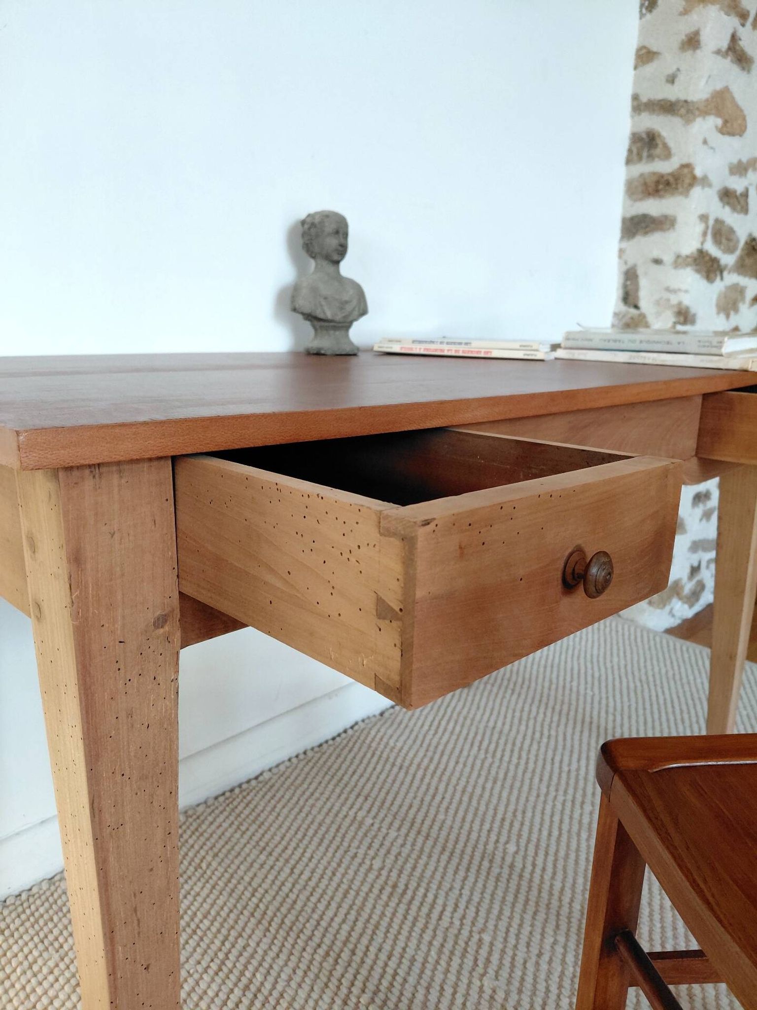 Bureau ancien à double tiroir, pieds gainés, XIXème