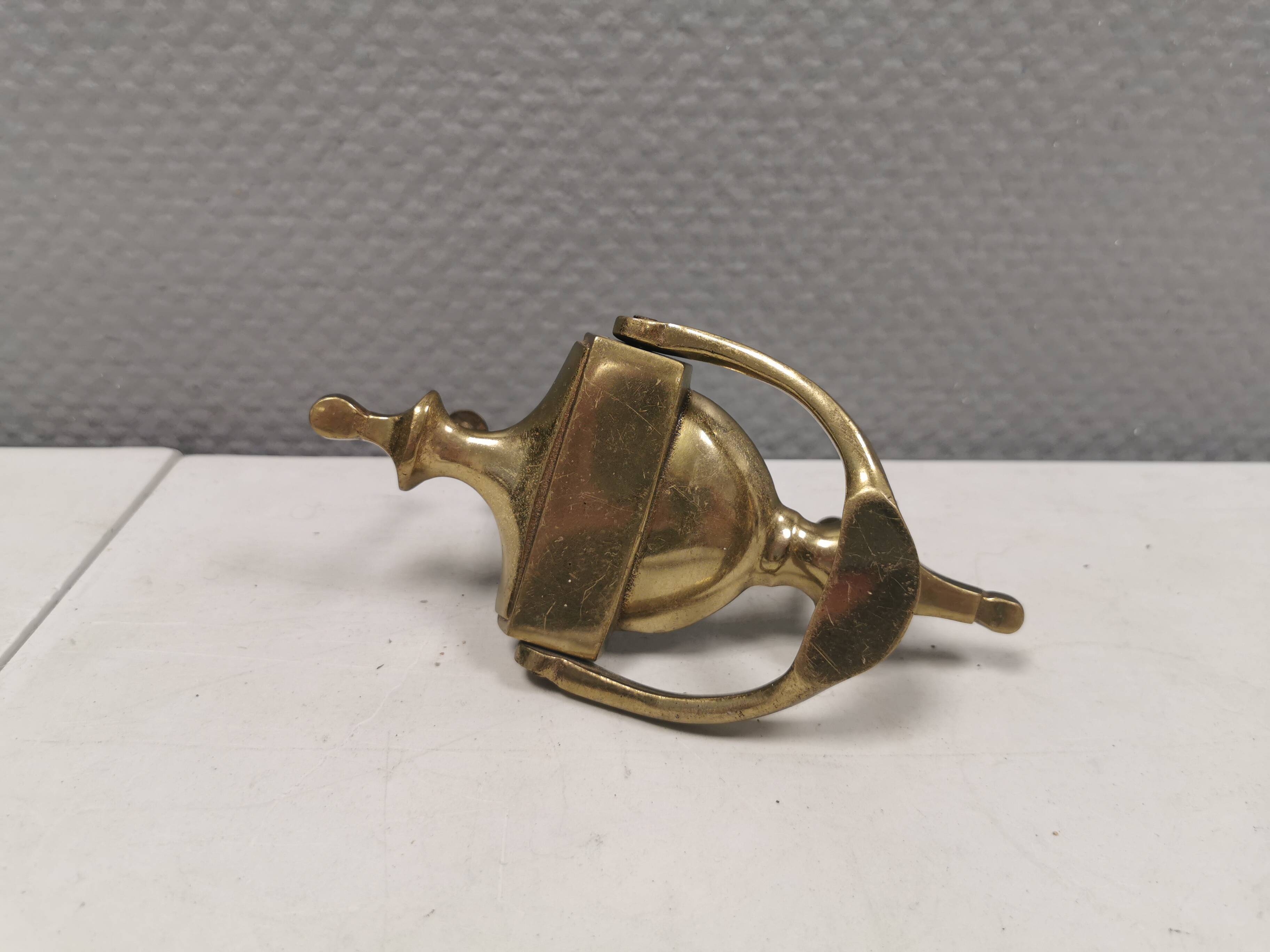 Old door hammer in solid brass. Estimated 1960s.