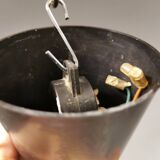 Lampe suspendue, en plastique blanc laiteux avec dessus/suspension noir, probablement danoise.