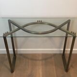 Console en acier brossé et laiton et plateau formé d'une dalle de verre. Travail français. Vers 1970