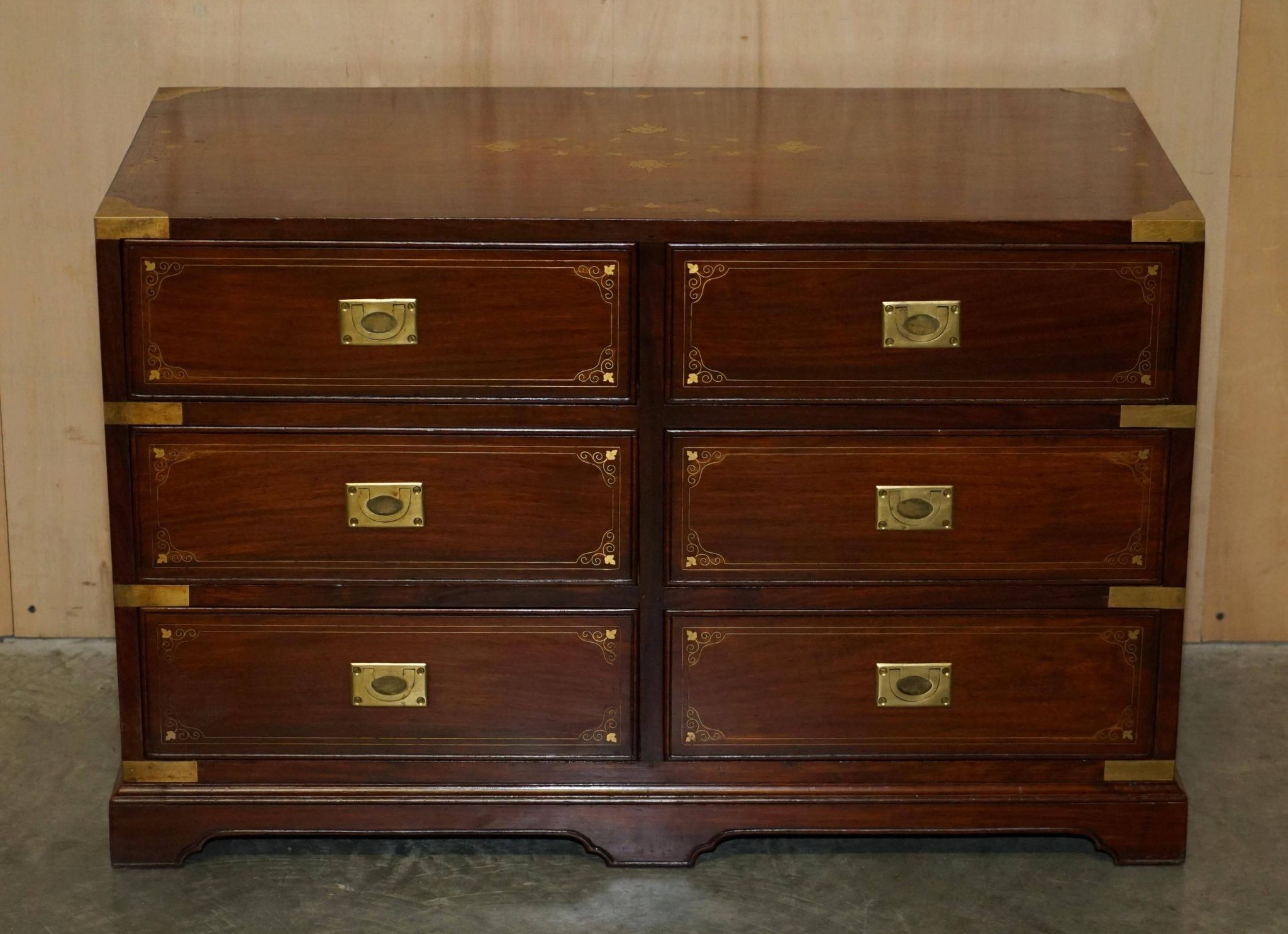 Commode vintage anglo-indienne en bois dur avec incrustations en laiton