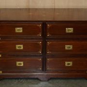 Commode vintage anglo-indienne en bois dur avec incrustations en laiton
